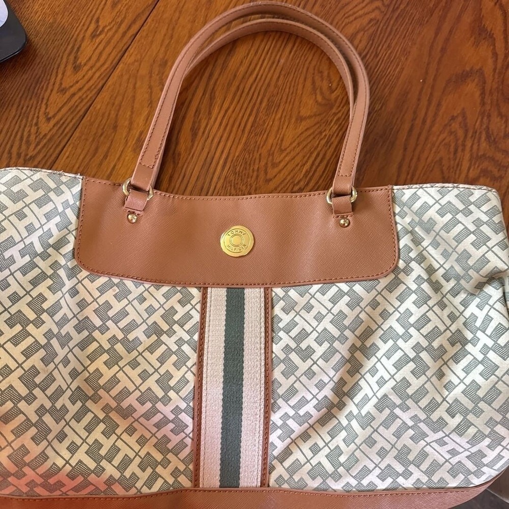 Tommy Hilfiger Monogram Tote Bag Tan Cream Saffiano Trim Gold Medallion Large